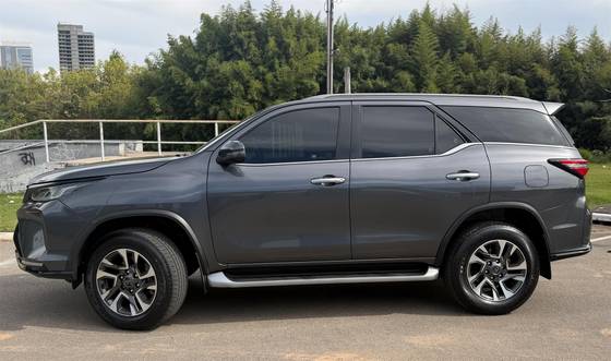 TOYOTA HILUX SW4 2.8 D-4D TURBO DIESEL SRX 7L 4X4 AUTOMÁTICO TOYOTA HILUX SW4 2.8 D-4D TURBO DIESEL SRX 7L 4X4 AUTOMÁTICO